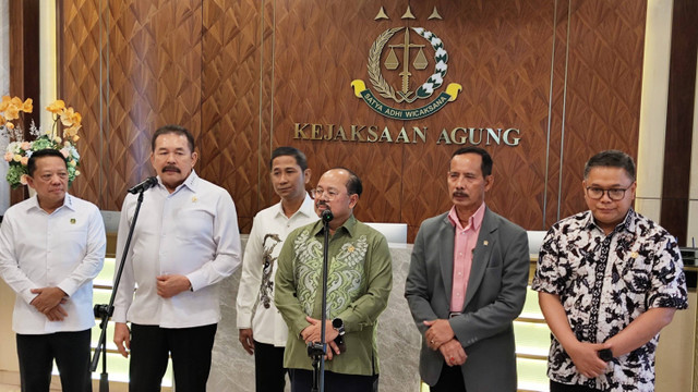 Ketua Komisi Yudisial (KY), Amzulian Rifai, menemui Jaksa Agung, ST Burhanuddin, di Gedung Utama Kejaksaan Agung, Jakarta Selatan, Selasa (12/11/2024). Foto: Jonathan Devin/kumparan