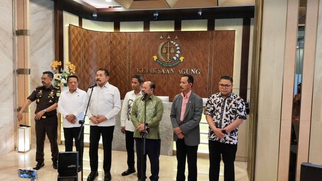 Ketua Komisi Yudisial (KY), Amzulian Rifai, menemui Jaksa Agung, ST Burhanuddin, di Gedung Utama Kejaksaan Agung, Jakarta Selatan, Selasa (12/11/2024). Foto: Jonathan Devin/kumparan