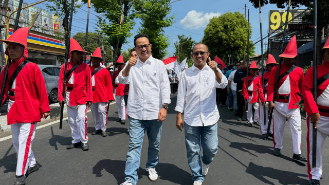 Heroe Poerwadi dan Sri Widya Supana berjalan menuju KPU, Yogya, Kamis (29/8). Foto: Arif UT/Pandangan Jogja