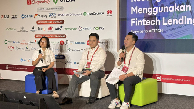 Director of Marketing, Communication & Community Development AFTECH, Abynprima Rizki dan Head of Corporate Affairs Easycash, Wildan Kesuma dalam acara Bijak Mengelola Keuangan Menggunakan Fintech Lending di Mal Kota Kasablanka, Selasa (12/11/2024). Foto: Ave Airiza Gunanto/kumparan