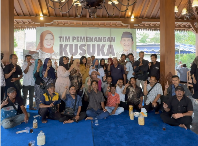 Cabup Sleman nomor urut 1, Kustini Sri Purnomo, bertemu dengan Paguyuban Asongan Rukun Manunggal Caturharjo di Joglo Moerti Putro, Sleman, Senin (11/11) sore. Foto: Pandangan Jogja