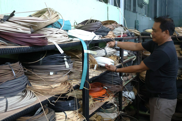 Muhammad Sadi berhasil mengekspor rotan sintetis berkat modal dari dana bergulir KSPPS BMT-Al Bahjah di Cirebon. Foto: Dok. LPDB-KUMKM