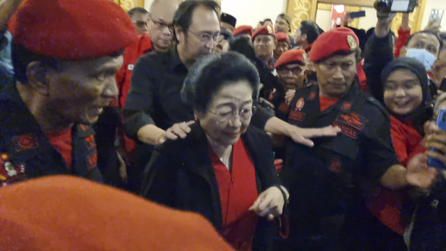 Ketua Umum PDI Perjuangan, Megawati Soekarnoputri usai menghadiri konsolidasi internal partai di Hotel Shangri-La, Surabaya, Selasa (12/11/2024). Foto: Farusma Okta Verdian/kumparan