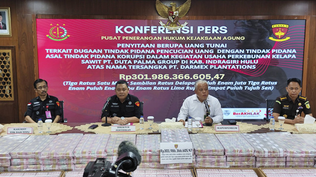 Jumpa pers penyitaan uang Rp 301 miliar terkait kasus Duta Palma Grup. Foto: Jonathan Devin/kumparan