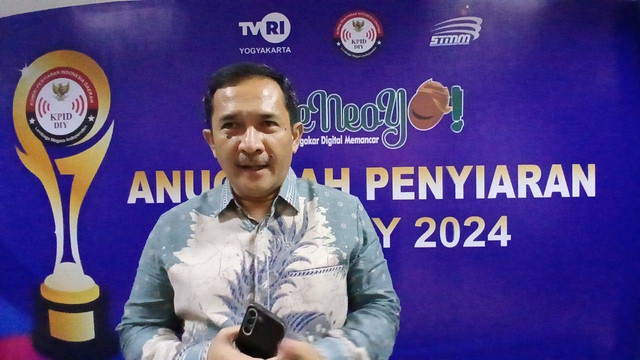 Ketua Komisi A DPRD DIY dari Fraksi PDI Perjuangan, Eko Suwanto, menerima penghargaan sebagai inisiator Perda Penyiaran di malam Puncak Anugerah KPID DIY, Minggu (10/11).