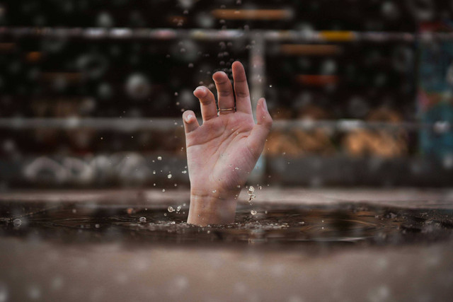 Sumber: Foto oleh Luca Nardone: Photo by Luca Nardone: https://www.pexels.com/photo/person-drowning-in-water-3651632/