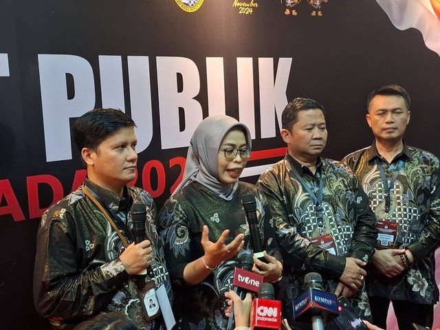 Wawancara jajaran KPU Jabar usai pelaksanaan debat pertama Pilgub Jabar 2024, di Gedung Graha Sanusi, Unpad, Kota Bandung, pada Senin, 11 November 2024 malam. (Foto: Istimewa)