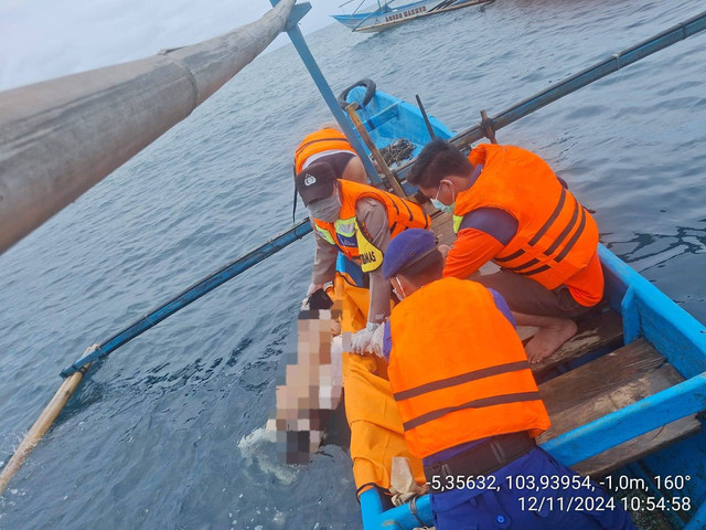 Tim SAR gabungan saat evakuasi mayat di perairan laut Tanjung Setia, Kecamatan Pesisir Selatan, Kabupaten Pesisir Barat. | Foto: Dok Humas Polres Pesisir Barat