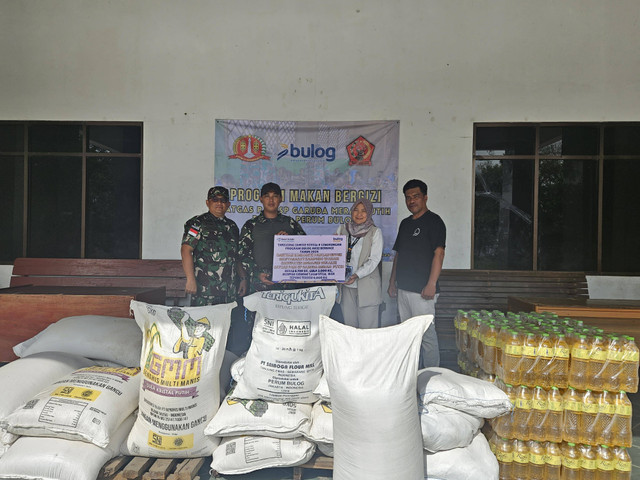 Perum BULOG bersama Satgas PAM SP Garuda Merah Putih salurkan bantuan program Makanan Bergizi di Kampung Wanam Distrik Ilwayab, Kabupaten Merauke. Foto: Dok. BULOG