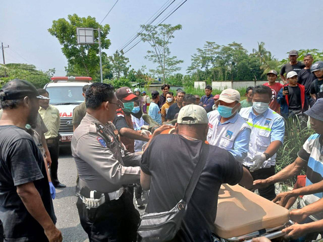 Petugas medis melakukan evakuasi terhadap pengendara sepeda motor yang tertabrak mobil Mobil Carry di Wonokerto, Turi, Sleman, Daerah Istimewa Yogyakarta (DIY) pada Selasa (12/11/2024). Foto: Polresta Sleman