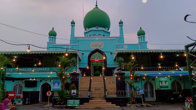 Gambar 1. Suasana syahdu di Masjid Syuhada pada sore hari. (Sumber : Dokumen pribadi)