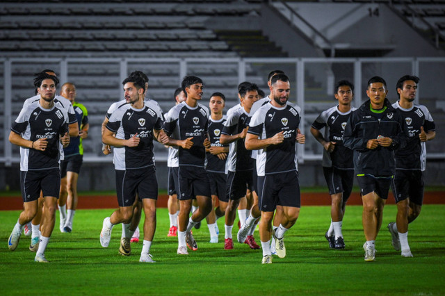 Pemain Timnas Indonesia menjalani sesi latihan di kompleks Stadion Madya Gelora Bung Karno, Senayan, Jakarta, Selasa (12/11/2024). Foto: Muhammad Ramdan/ANTARA FOTO