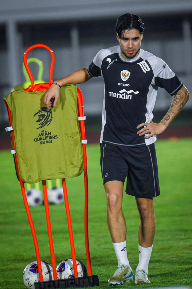 Pemain Timnas Indonesia Kevin Diks menjalani sesi latihan di kompleks Stadion Madya Gelora Bung Karno, Senayan, Jakarta, Selasa (12/11/2024). Foto: Muhammad Ramdan/ANTARA FOTO