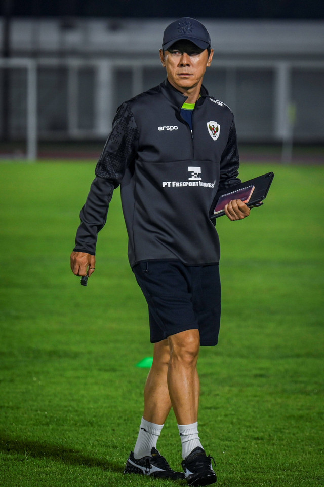 Pelatih Timnas Indonesia Shin Tae-yong memimpin sesi latihan di kompleks Stadion Madya Gelora Bung Karno, Senayan, Jakarta, Selasa (12/11/2024). Foto: Muhammad Ramdan/ANTARA FOTO