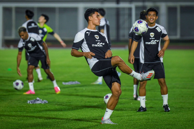 Pemain Timnas Indonesia Muhammad Ferarri bersama rekan-rekan menjalani sesi latihan di kompleks Stadion Madya Gelora Bung Karno, Senayan, Jakarta, Selasa (12/11/2024). Foto: Muhammad Ramdan/ANTARA FOTO