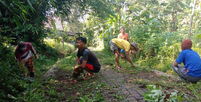 Warga Desa Kaliancar membersihkan jalan menuju Sendang. (12/07/2024). (Foto: Ngadiono/ Ketua RW 02 Desa Kaliancar).