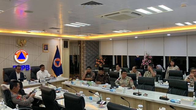 Suasana rapat penanggulangan bencana erupsi Gunung Lewotobi di Graha BNPB dengan pengerahan oleh Presiden Prabowo Subianto melalui video conference pada Selasa (12/11/2024). Foto: Luthfi Humam/kumparan