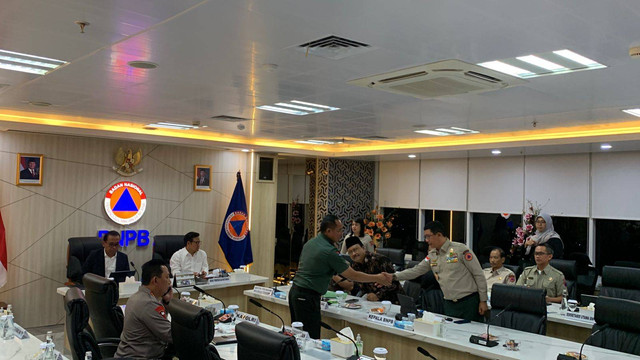 Suasana rapat penanggulangan bencana erupsi Gunung Lewotobi di Graha BNPB dengan pengerahan oleh Presiden Prabowo Subianto melalui video confrence pada Selasa (12/11/2024). Foto: Luthfi Humam/kumparan