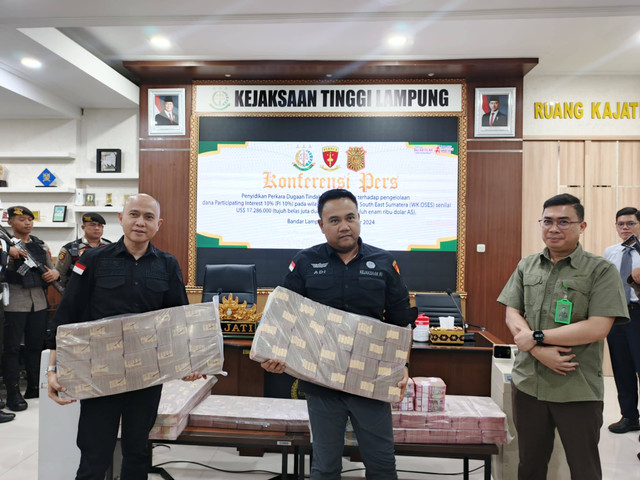 Asisten Bidang Tindak Pidana Khusus (Aspidsus) Kejaksaan Tinggi Lampung, Armen Wijaya, saat ekspose uang tunai Rp61, 204 miliar | Foto : Foto : Eka Febriani / Lampung Geh