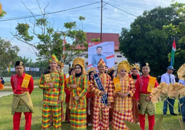 Corak dan bentuk pakaian adat melayu Riau. Sumber : dokumen pribadi (Syam Dewan Achbar)