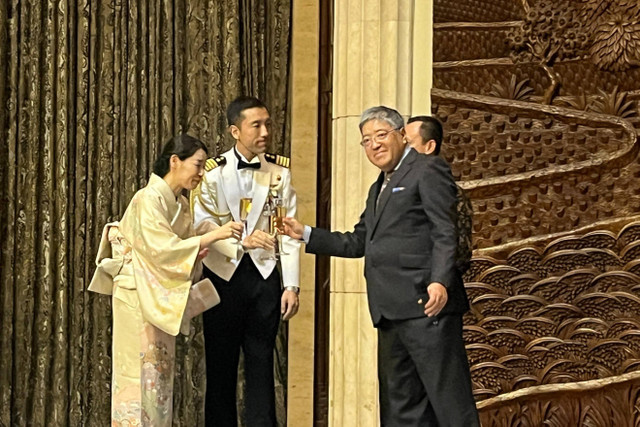 Duta Besar Jepang untuk Indonesia, Masaki Yasushi, dan Direktur Jenderal Strategi Pertahanan Kemenhan RI, Mayjen TNI Ujang Darwis menghadiri Hari Pasukan Bela Diri Jepang di Jakarta, Selasa (12/11/2024). Foto: Tiara Hasna/kumparan