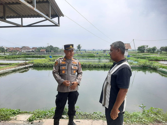 Lakukan Sambang, Kapolsek Gondang Ajak Peternak Ikan Dukung Ketahanan Pangan 