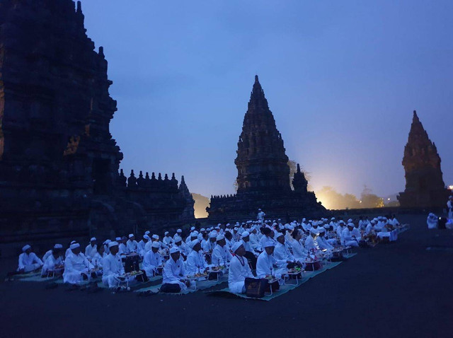 Para pinandita umat Hindu menggelar acara suci Santhi Puja dalam rangkaian Samapta Dwiyottama Siwala dan Parisudha Agung Paripurna di Candi Prambanan (Foto: Purwanto)