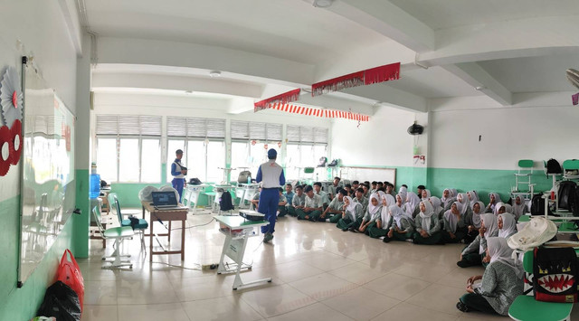 Asmo Kalbar memberikan edukasi keselamatan berkendara kepada siswa-siswi SMA Swasta Mujahidin Pontianak. Foto: Dok. Asmo Kalbar