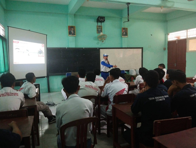 Instruktur Asmo Kalbar memberikan paparan materi. Foto: Dok. Asmo Kalbar