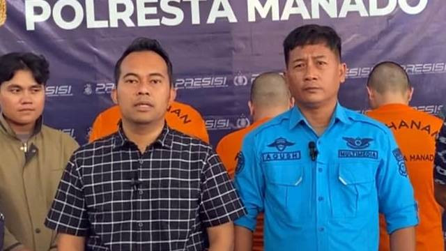 Kasat Reskrim Polresta Manado, AKP Regan Kusuma Wardani (kiri), saat merilis kasus pemerkosaan seorang mahasiswi oleh tiga orang tersangka.