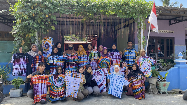 Peserta workshop berfoto bersama dengan hasil karya batik shibori (Dokumentasi Pribadi, 2024)