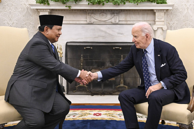 Presiden Prabowo Subianto (kiri) berjabat tangan dengan Presiden Amerika Serikat Joe Biden (kanan) saat melakukan pertemuan di Gedung Putih, Washington DC, Amerika Serikat, Selasa (12/11/2024). Foto: Hafidz Mubarak/ANTARA FOTO