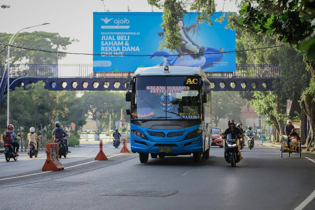 Dari Juanda ke Malang Naik Apa. Foto: Bus dari Terminal Bungurasih ke Malang. Sumber Unsplash Aldrin Rachman Pradana