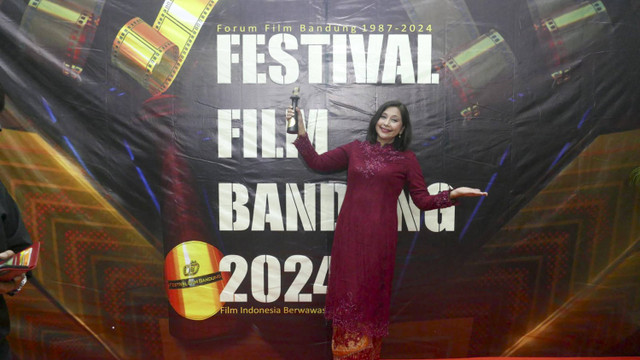 Ayu Azhari memenangkan penghargaan di Festival Film Bandung. Foto: Dok. Istimewa