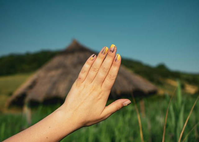 Ilustrasi Nail Art untuk Kulit Kuning Langsat, Pexels/Vlad Chețan