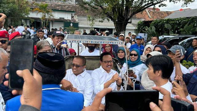 Heroe Poerwadi dan Sri Widya Supana meninggalkan tempat lokasi deklarasi menggunakan becak. Foto: Arif UT/Pandangan Jogja