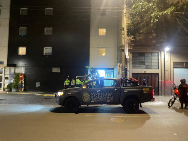 Suasana penjagaan oleh polisi Peru di sekitar hotel tempat presiden Prabowo akan menginap, Selasa (12/11) malam. Foto: Zamachsyari/kumparan