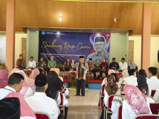 Mendikdasmen, Abdul Mu'ti, saat di SMAN 2 Wates, Kabupaten Kulon Progo, Rabu (13/11/2024). Foto: Arfiansyah Panji Purnandaru/kumparan