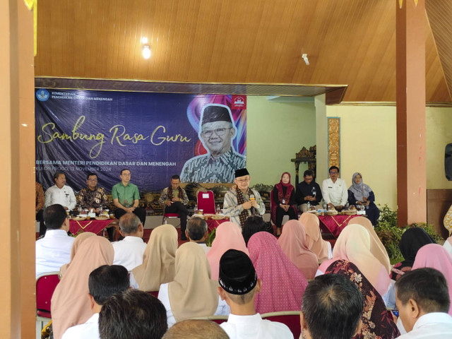 Mendikdasmen, Abdul Mu'ti, saat di SMAN 2 Wates, Kabupaten Kulon Progo, Rabu (13/11/2024). Foto: Arfiansyah Panji Purnandaru/kumparan