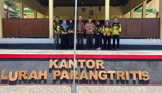 foto bersama mahasiswa dengan aparatur desa Parangtritis