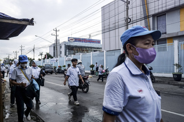 Buruh berjalan keluar dari pabrik PT Sri Rejeki Isman Tbk (Sritex) di Sukoharjo, Jawa Tengah, Kamis (24/10/2024). Foto: Mohammad Ayudha/ANTARA FOTO