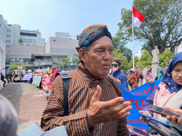 Ketua Komunitas UMKM DIY, Prasetyo Atmosutidjo, saat menggelar demo di Kantor DPRD DIY, Selasa (12/11). Foto: Resti Damayanti/Pandangan Jogja