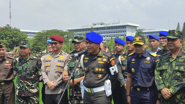 Danpuspom TNI, Mayjen TNI Yusri Nuryanto menyampaikan keterangan pers saat Apel Gelar Pasukan Penegakan Hukum di Lapangan Prima, Mabes TNI, Cilangkap, Jakarta, Rabu (13/11/2024).  Foto: Rachmadi Rasyad/kumparan