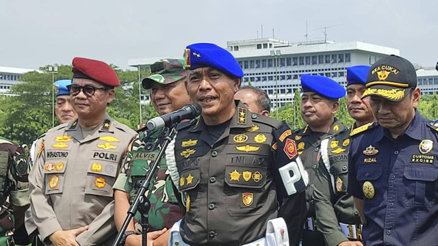 Danpuspom TNI, Mayjen TNI Yusri Nuryanto menyampaikan keterangan pers saat Apel Gelar Pasukan Penegakan Hukum di Lapangan Prima, Mabes TNI, Cilangkap, Jakarta, Rabu (13/11/2024).  Foto: Rachmadi Rasyad/kumparan