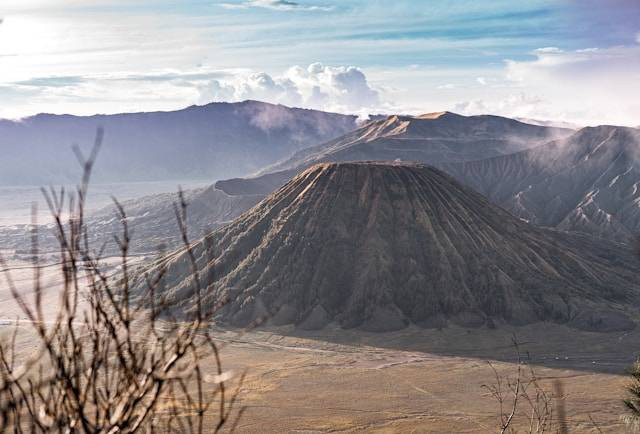 Foto Lautan Pasir Bromo. Sumber: Unsplash/Hanandito Adi