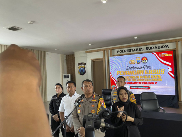 Kabid Humas Polda Jatim Kombes Pol Dirmanto menyampaikan keterangan pers di Mapolrestabes Surabaya, Rabu (13/11/2024).  Foto:  Farusma Okta Verdian/kumparan