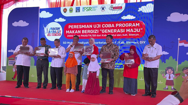 Peresmian uji coba program Makan Bergizi "Generasi Maju" di SD Muhammadiyah Ambarketawang 1, Kabupaten Sleman, Daerah Istimewa Yogyakarta, Rabu (13/11/2024). Foto: Nabila Fatiara/kumparan