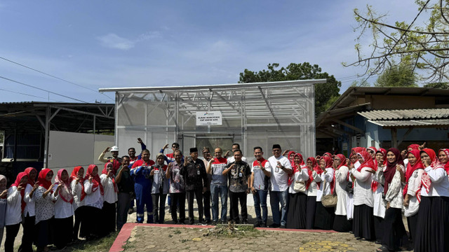 PT Pertamina International Shipping (PIS) melalui anak usahanya PT Pertamina Energy Terminal Terminal LPG Tanjung Sekong, mengimplementasikan program transformatif Desa Energi Berdikari di RW 06 Kelurahan Lebak Gede, Kota Cilegon, Jumat (8/11/2024). Foto: Dok. PIS