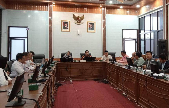 Komisi III Dewan Perwakilan Rakyat Daerah (DPRD) Kabupaten Cirebon, saat memfasilitasi mediasi terkait sengketa lahan antara warga dan PT Cirebon Energi Prasarana (CEPR). Foto: Tarjoni/Ciremaitoday