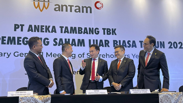 Jajaran direksi PT Aneka Tambang (Antam) saat konferensi pers RUPSLB tahun 2024, Rabu (13/11/2024). Foto:  Fariza/kumparan